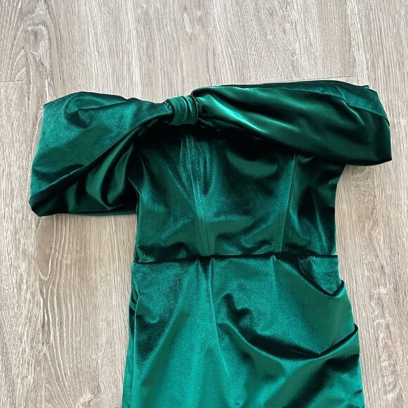 Club L London Green Ruched Off-Shoulder Cocktail Gown - Picture 4 of 11